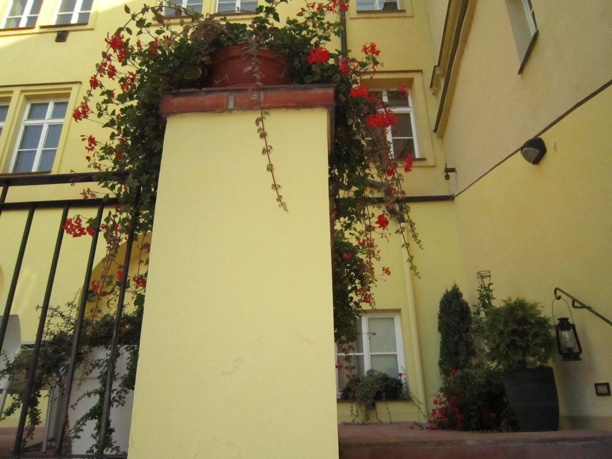 Hotel Domus Henrici Praga Esterno foto